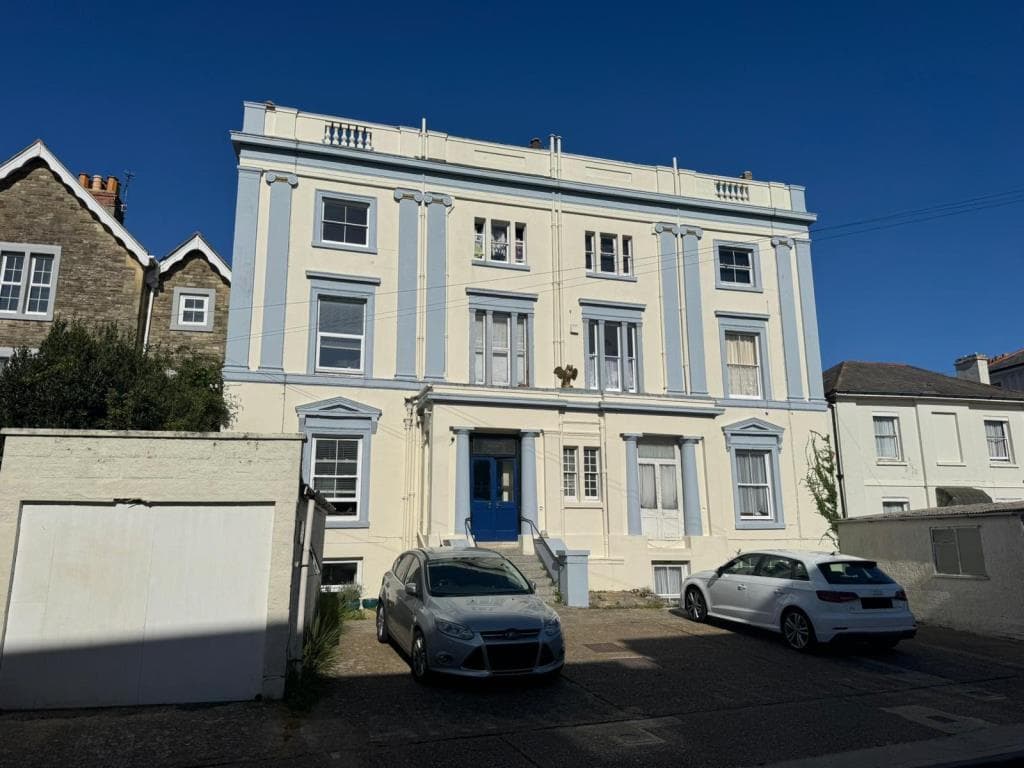 Flat With Parking For Occupation, Investment Or Holiday Use