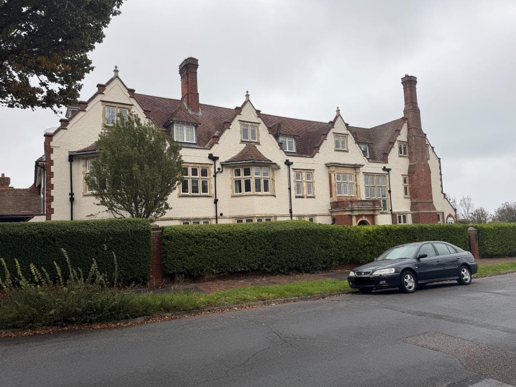 Ground Floor Flat With Gardens And Parking In Favoured Meads Location