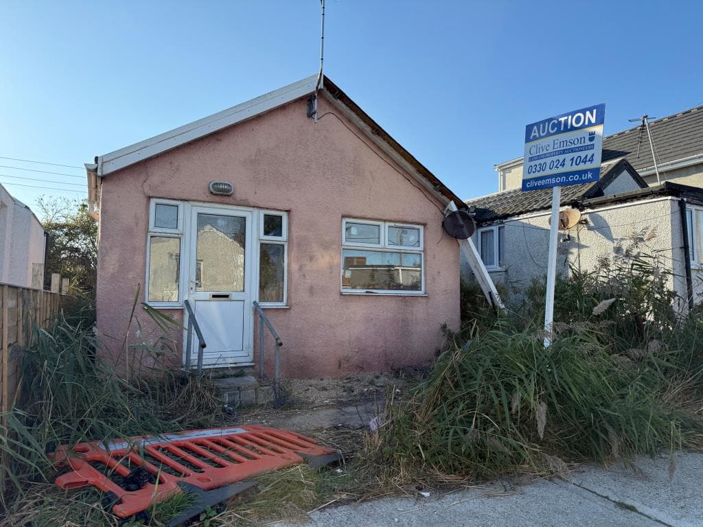 Vacant Detached Chalet For Improvement