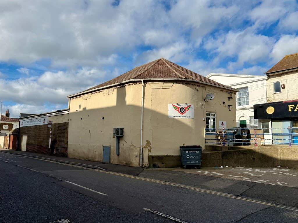 Snooker Hall With Lapsed Planning For Three Houses
