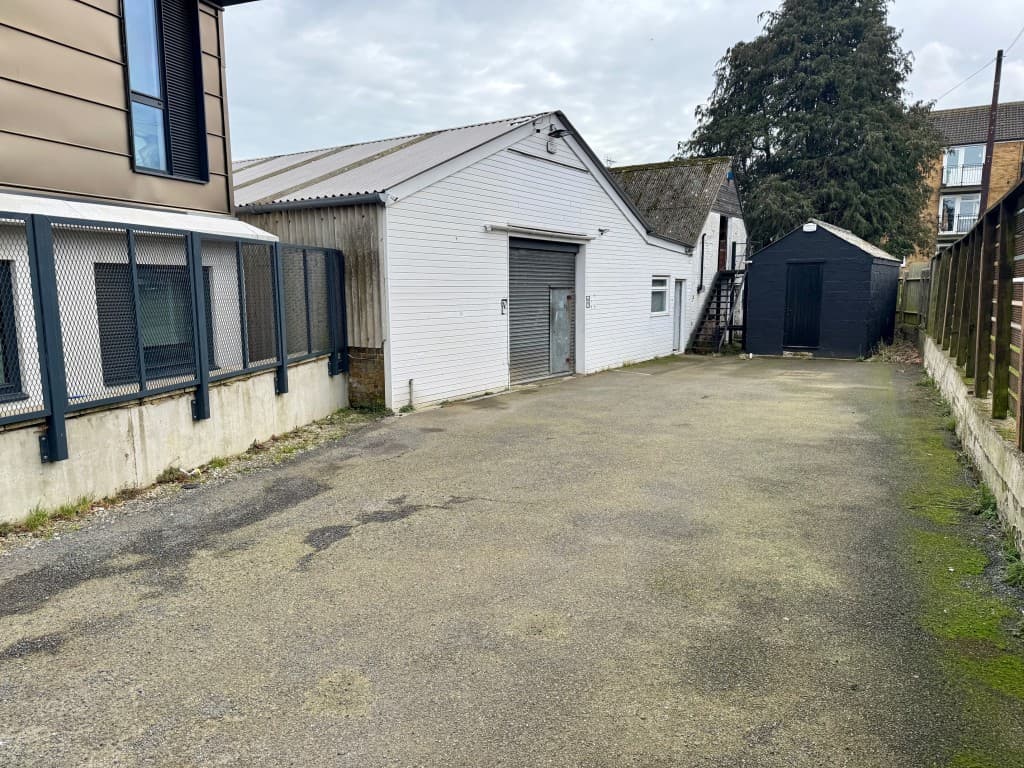 Freehold Commercial Premises With Parking On Edge Of City