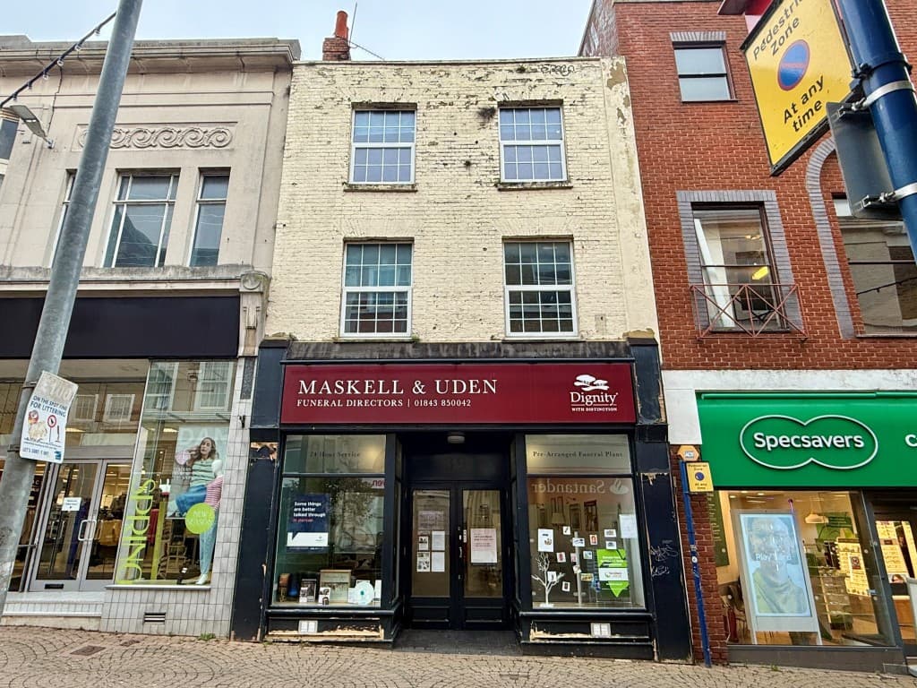 Four-Bedroom Maisonette In Town Centre
