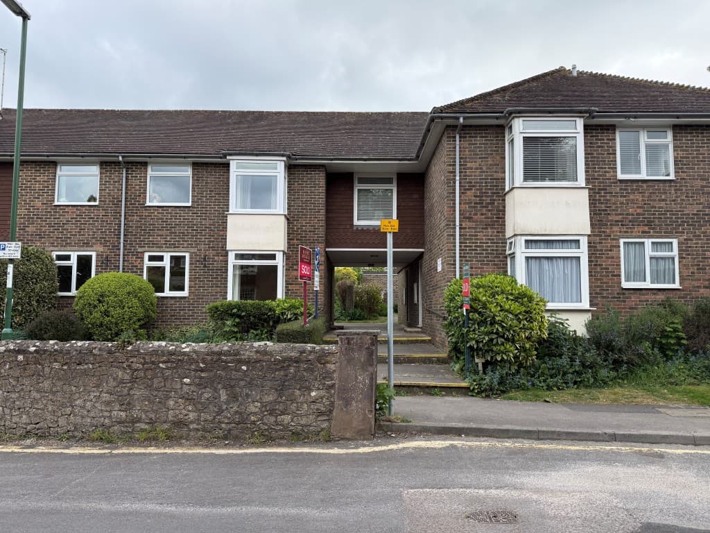 Ground Floor Flat With Garage In Need Of Updating