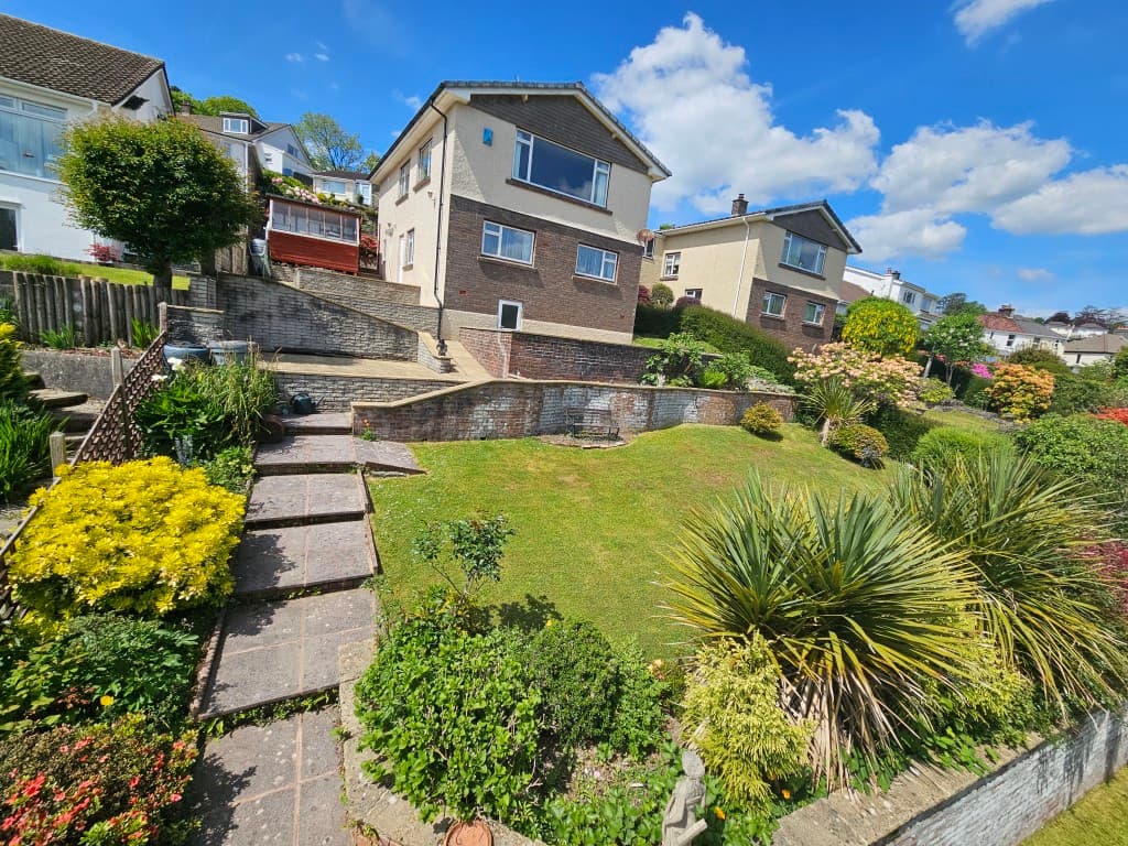 Link-Detached House With Views In A Popular Location