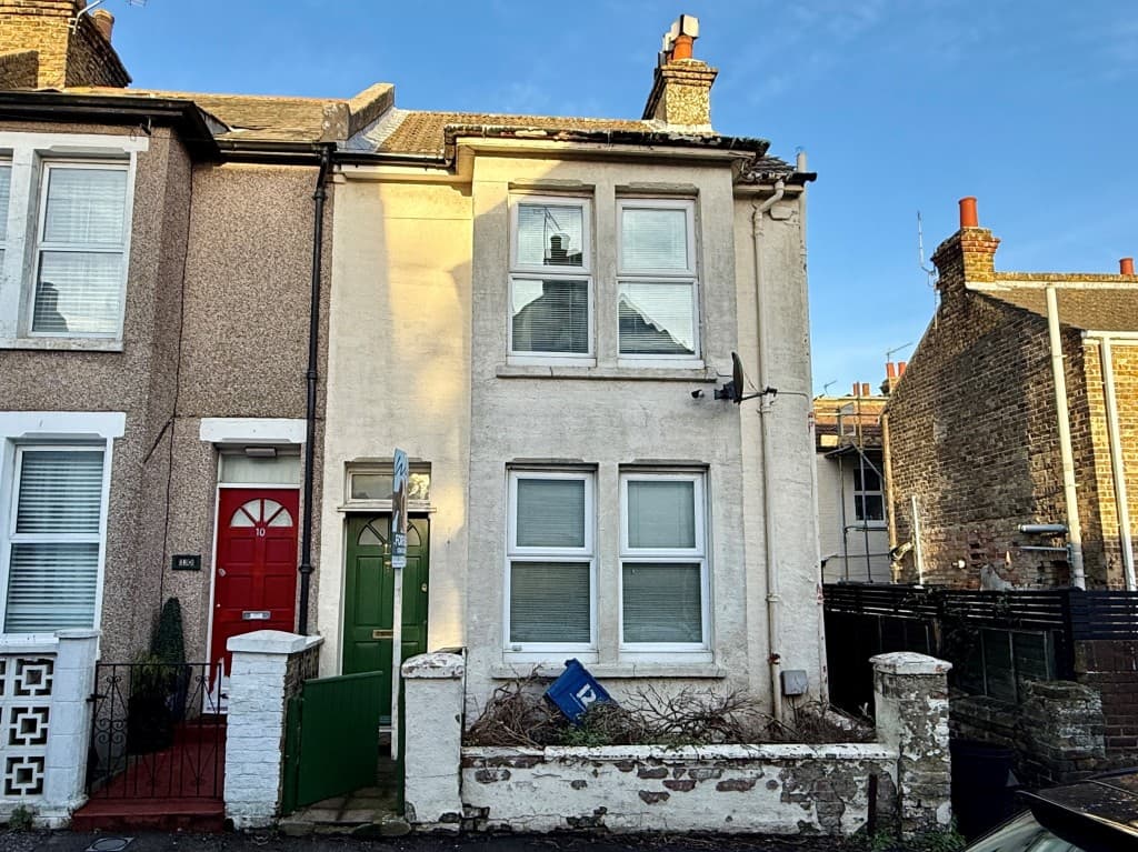 End-Terrace House In Town Centre