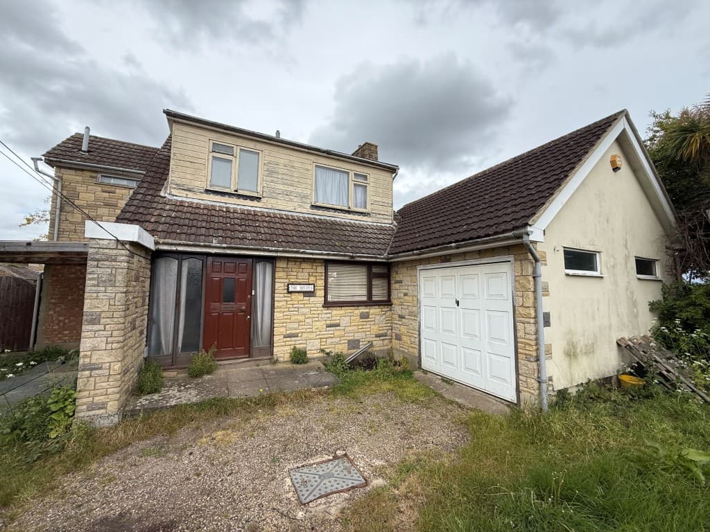 Four-Bedroom Detached House For Repair And Modernisation