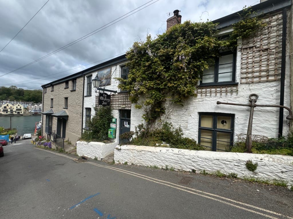 Freehold Public House Overlooking The Fowey Estuary With Nine En-Suite Letting Rooms