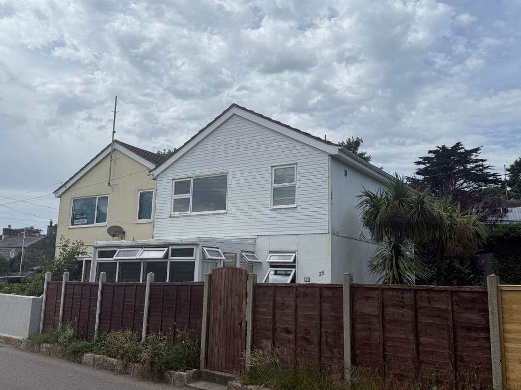First Floor One-Bedroom Flat With Garden And Parking