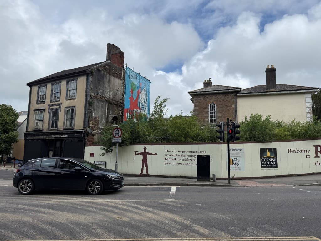 Freehold Mixed Commercial/residential Investment Plus Land With Lapsed Planning