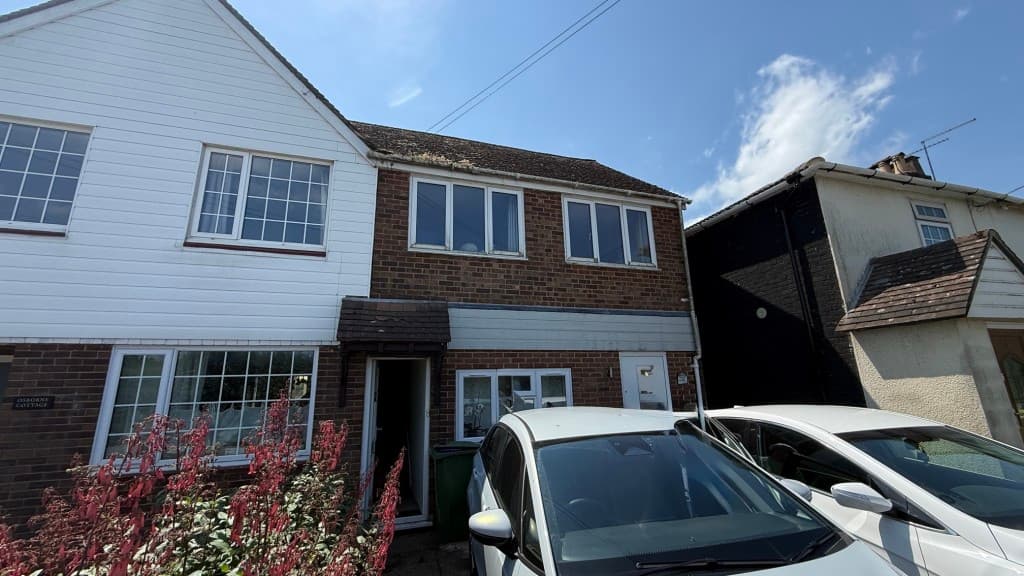 First Floor Two-Bedroom Maisonette With Balcony Garden And Parking