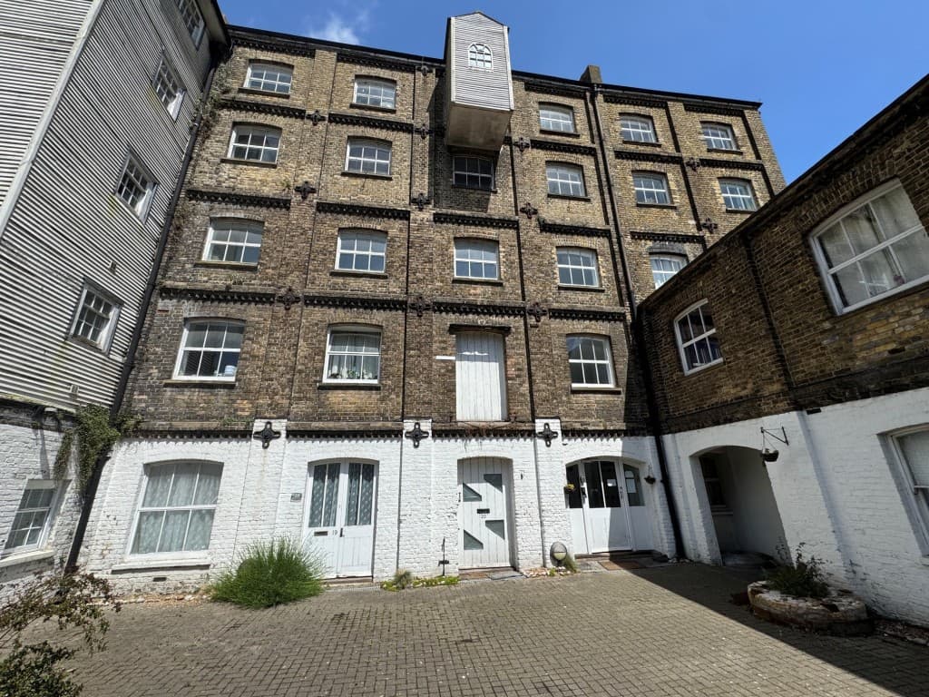 One-Bedroom Flat Close To Town Centre