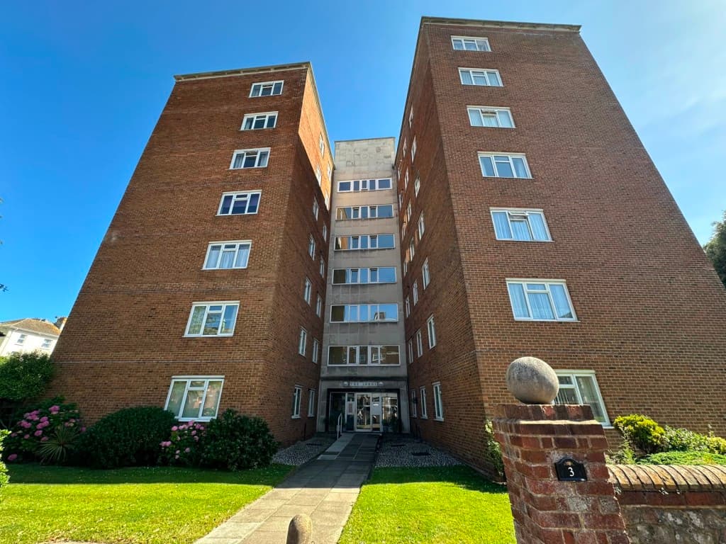 Balcony Flat Overlooking Devonshire Park Tennis Courts