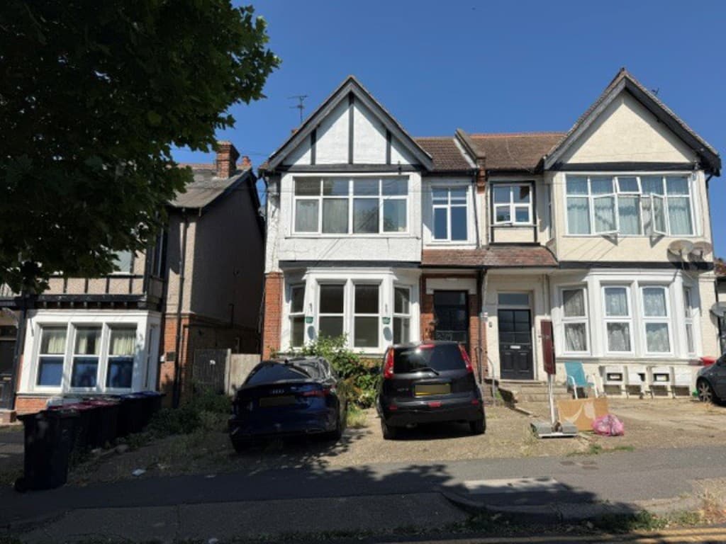 Vacant First Floor Flat For Improvement