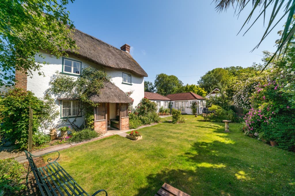 Charming Cottage With Self-Contained Annexe, Gardens And Garage