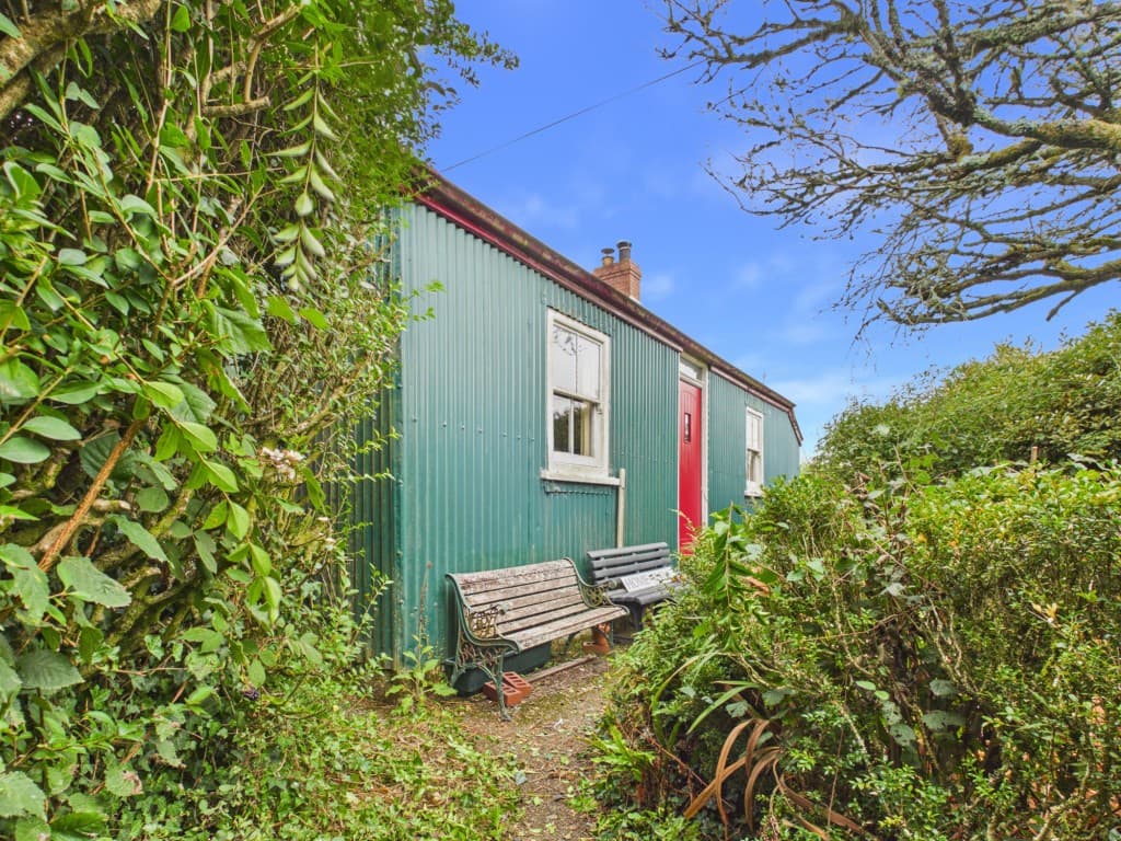 Detached Iron-Clad Bungalow With Residential Use In Countryside Location