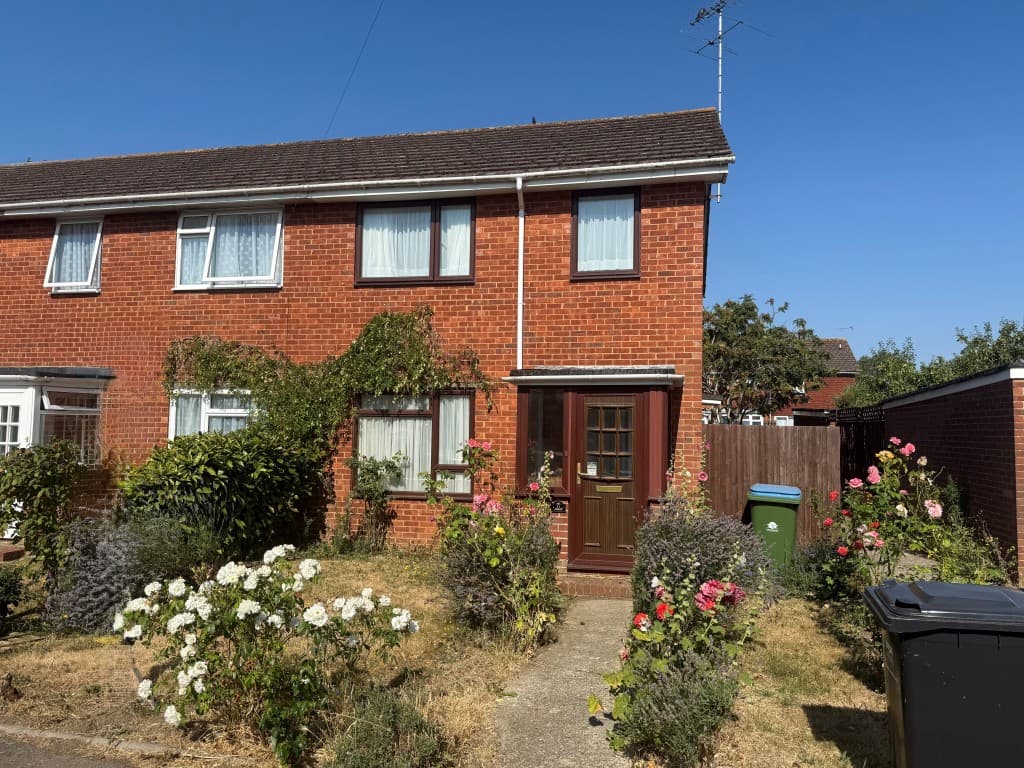 Three-Bedroom End-Terrace House With Garage