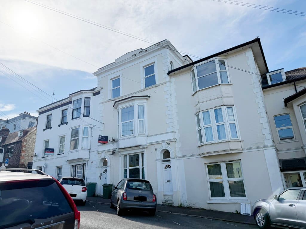 Vacant Ground-Floor Studio Flat With Investment Potential