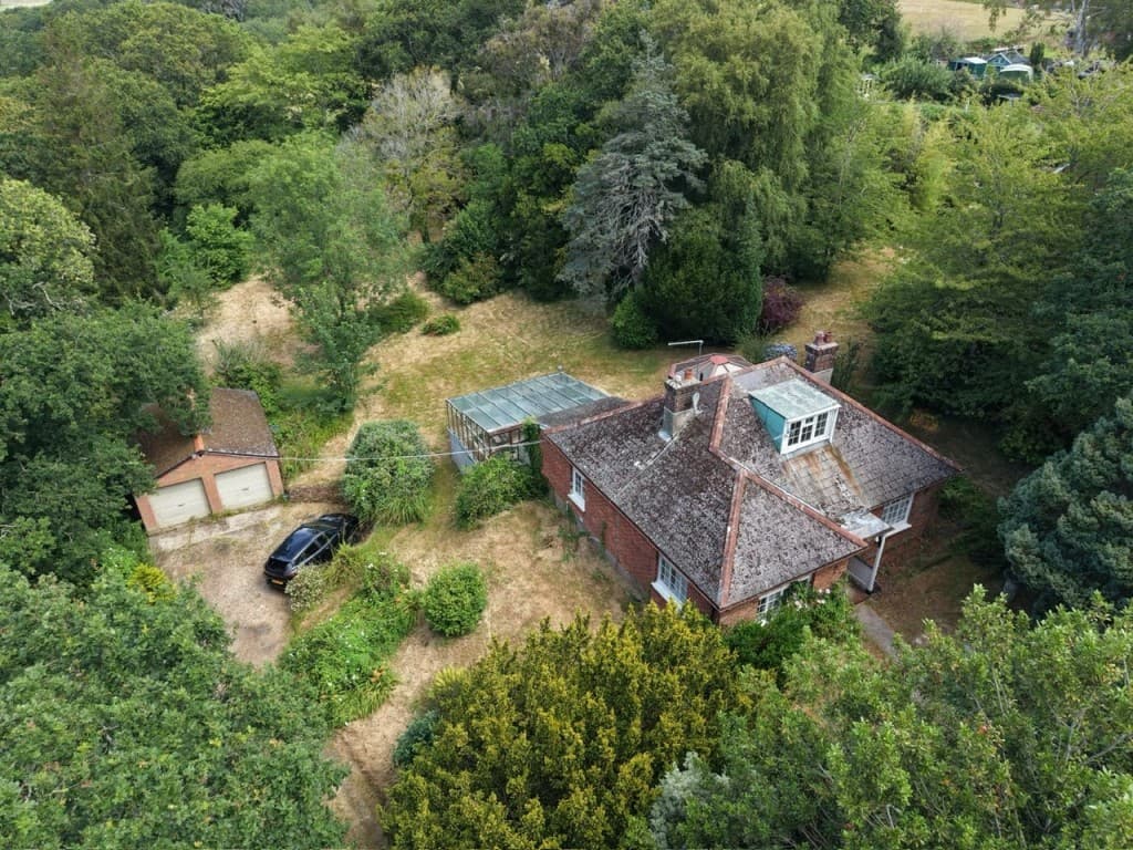 Chalet Bungalow On One Acre Plot In Semi-Rural Location