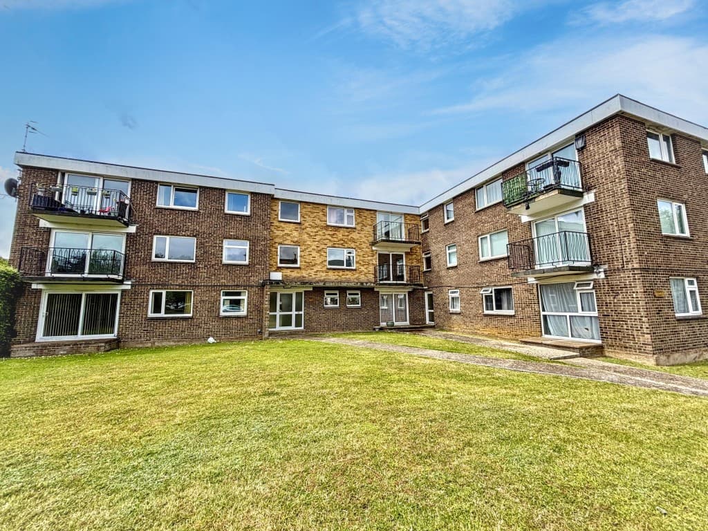 Two-Bedroom Ground Floor Flat With Garage Close To The Seafront