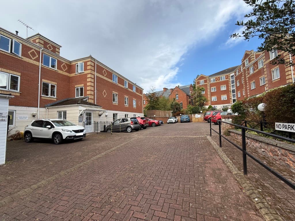 Retirement Flat In Popular Exeter Development