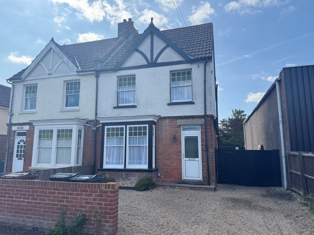 Three-Bedroom Semi-Detached House With Parking