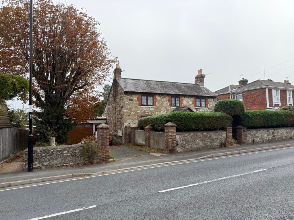 Freehold Detached Cottage For Investment