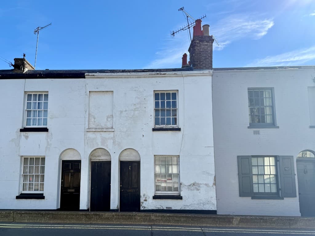 Two-Bedroom City House With Parking To Rear